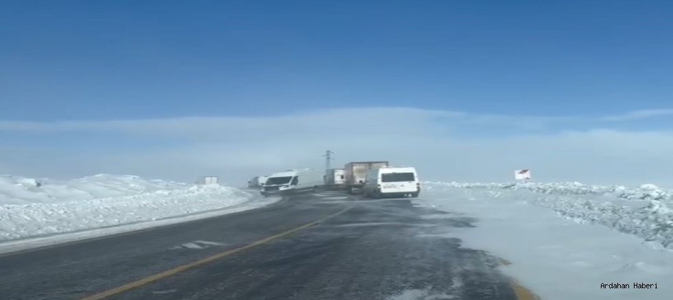 Ardahan’da Yoğun Kar ve Tipi Ulaşımı Felç Etti: Kars-Göle Kara Yolu Trafiğe Kapatıldı