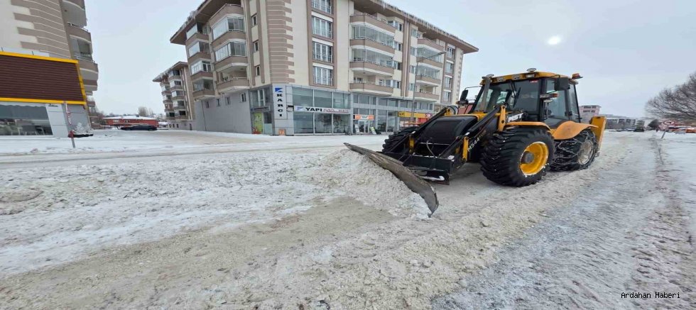 Ardahan’da Yoğun Karla Mücadele: Belediye Ekipleri 7/24 Sahada