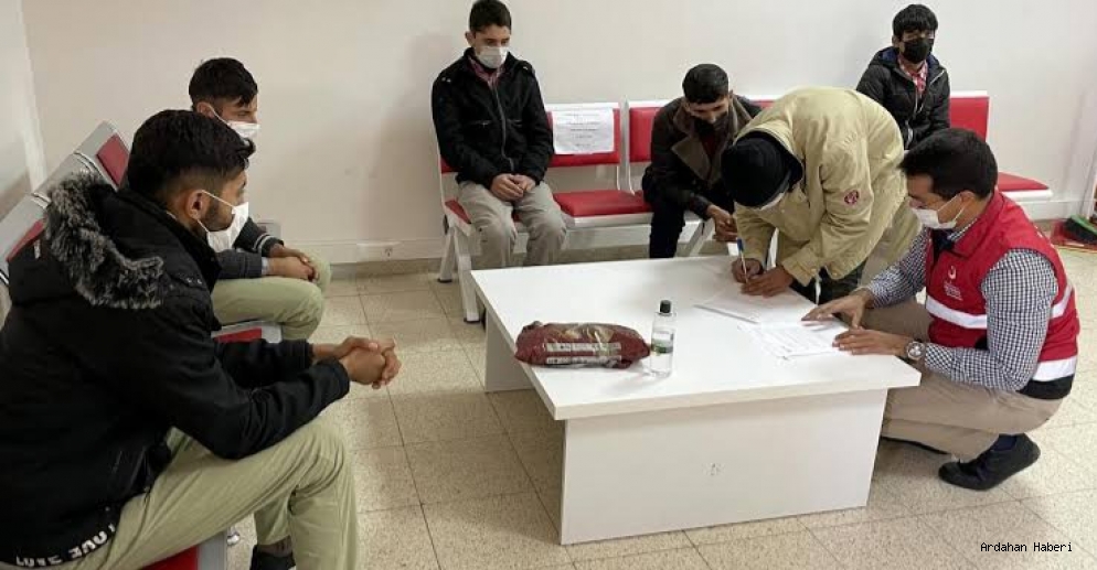 Ardahan'da yurda yasa dışı yollarla giren 20 düzensiz göçmen yakalandı.