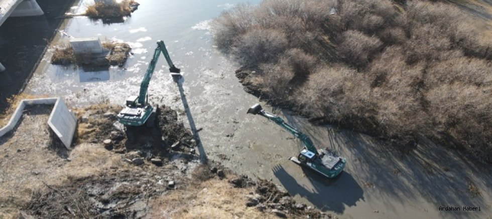 Ardahan’dan geçen Kura Nehri’nde DSİ tarafından kapsamlı temizlik ve düzenleme çalışması başlatıldı.