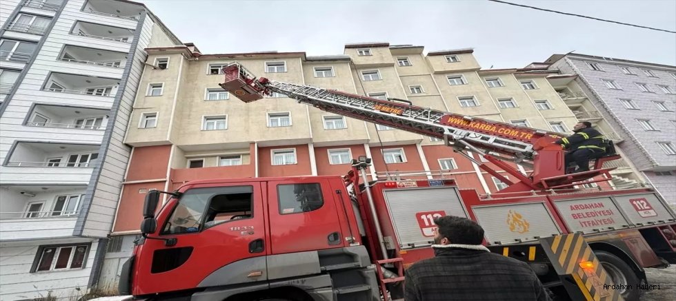 Ardahan Duyarlı Çocuğun İhbarı Sonuç Verdi: Mahsur Kalan Kedi Kurtarıldı