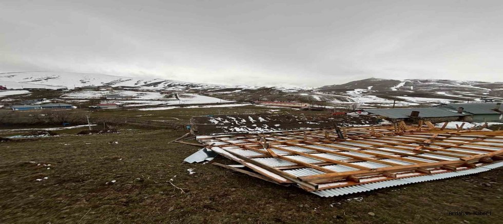 Ardahan Göle’de Kuvvetli Rüzgar Hasara Yol Açtı: 3 Çatı Uçtu