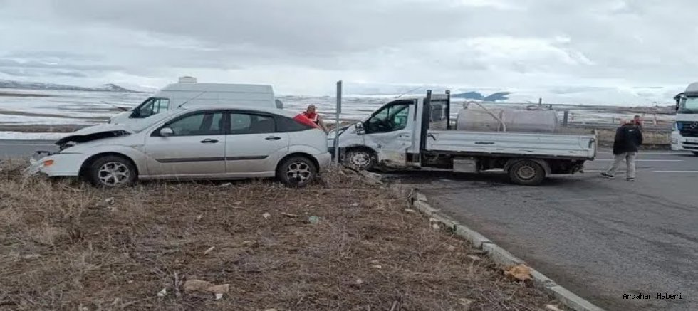Ardahan Göle Yolunda Virajda Talihsiz Karşılaşma: Süt Tankeri ile Otomobil Çarpıştı, Bir Yaralı Var