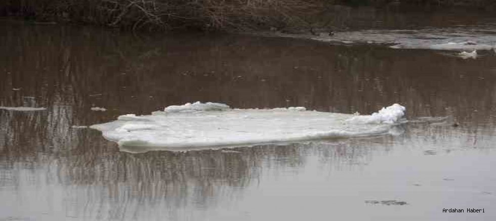 Ardahan Haberi: Kura Nehri’nin buzları çözülmeye başladı.