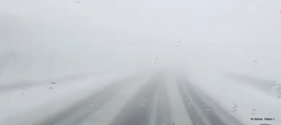 Ardahan'ı Sağanak ve Dolu Vurdu: Ardahan-Kars Karayolu Beyaza Büründü