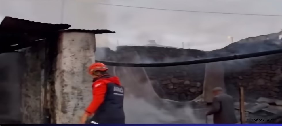 Ardahan’ın Çamlıçatak köyünde  çıkan yangında bir ahır ve samanlık kül oldu, içerideki hayvanlar kurtarılamadı.