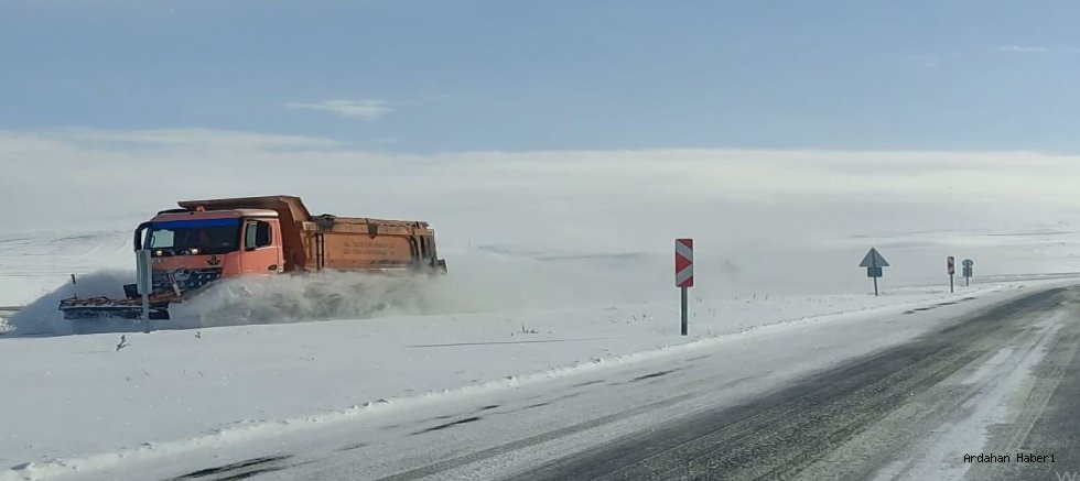 Ardahan’ın Yüksek Kesimlerinde Kar ve Tipi Ulaşımı Aksattı