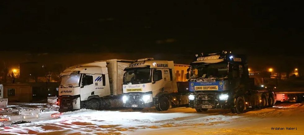 Ardahan-Kars Kara Yolu Tırlara Kapatıldı: Kar ve Tipi Ulaşımı Olumsuz Etiliyor