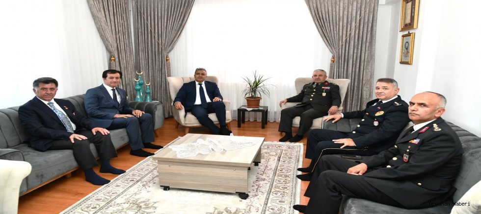 Ardahan protokolü, darbe girişiminde gazi olan Zafer İpek’i evinde ziyaret ederek şükranlarını sundu