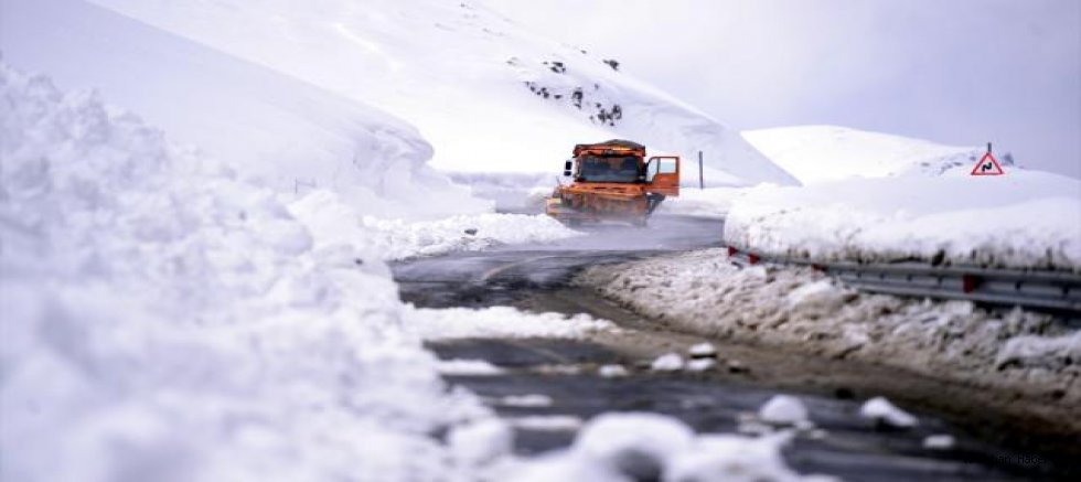 Ardahan-Şavşat kara yolunda tipi: Tır geçişlerine geçici kısıtlama