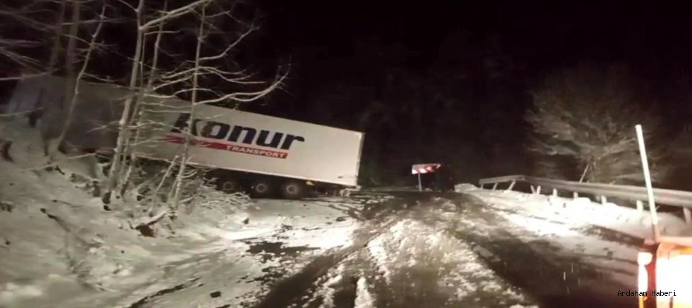 Ardahan-Şavşat Karayolunda Tır Dehşeti: Ulaşım Felç Oldu