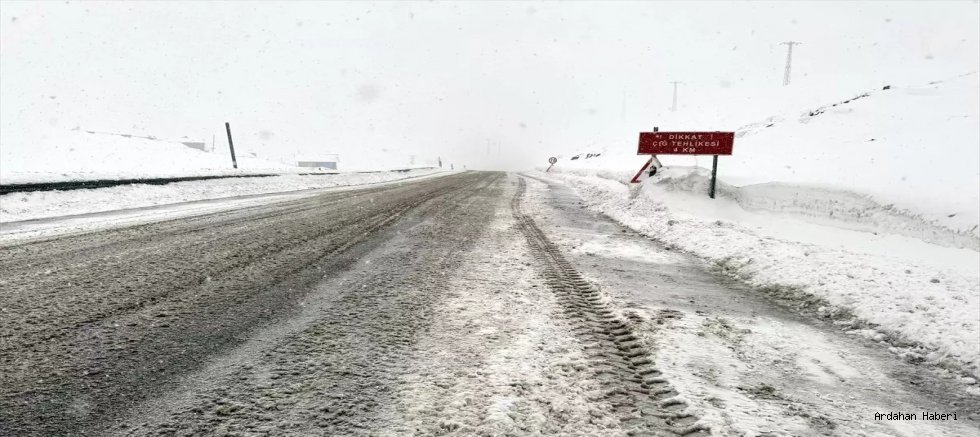 Ardahan-Şavşat Yolunda Çığ Temizlendi, Risk Sürüyor