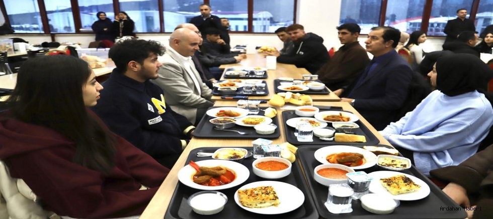 Ardahan Üniversitesi Rektörünün Ev Sahipliğinde İftar Buluşması