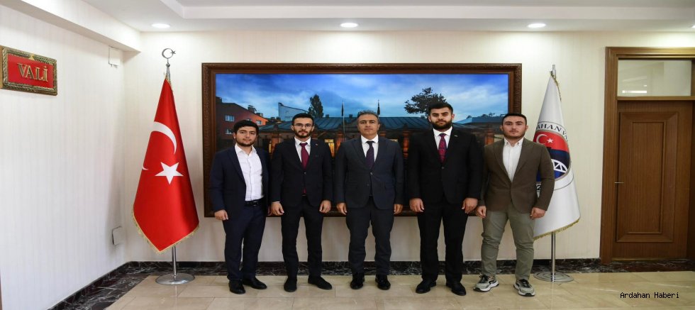Ardahan Valisi Çiçek, AK Parti Gençlik Kolları Başkanını ve Yönetimini Kabul Etti