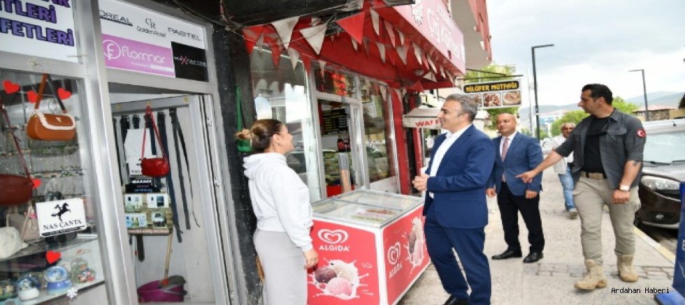 Ardahan Valisi Hayrettin Çiçek, esnafları ziyaret ederek hem iş yeri sahipleriyle hem de vatandaşlarla sohbet etti.