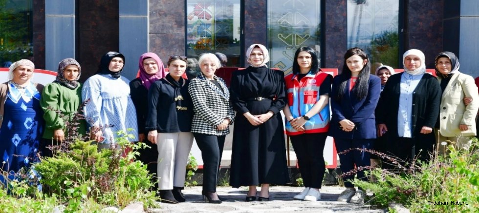 Ardahan Valisi Hayrettin Çiçek’in eşi Berna Çiçek, Aile Destek Merkezi Kursiyerleriyle Buluştu