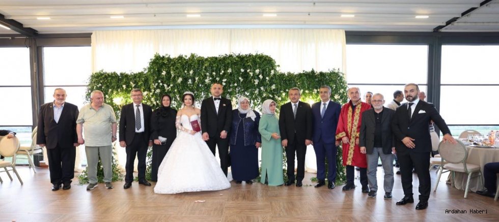 Ardahan Valisi Hayrettin Çiçek Yumurtalık Kaymakamlığı’na atanan Yakup Papaker'in düğün törenine katılarak nikâh şahidi oldu.