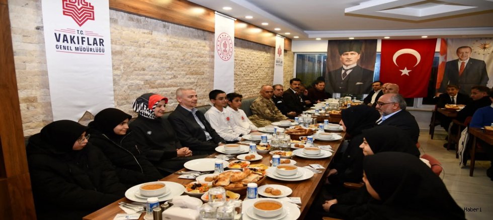 Ardahan Valisi Mehmet Fatih Çiçekli Hafızlık Kur’an Kursu Öğrencileriyle İftarda Buluştu