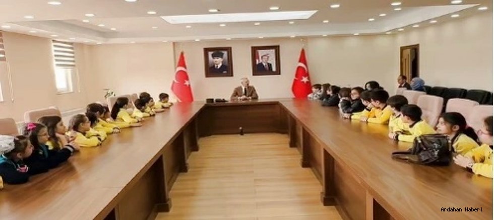 Ardahan Valisi Mehmet Fatih Çiçekli Minik Öğrencilerle Valilikte Buluştu