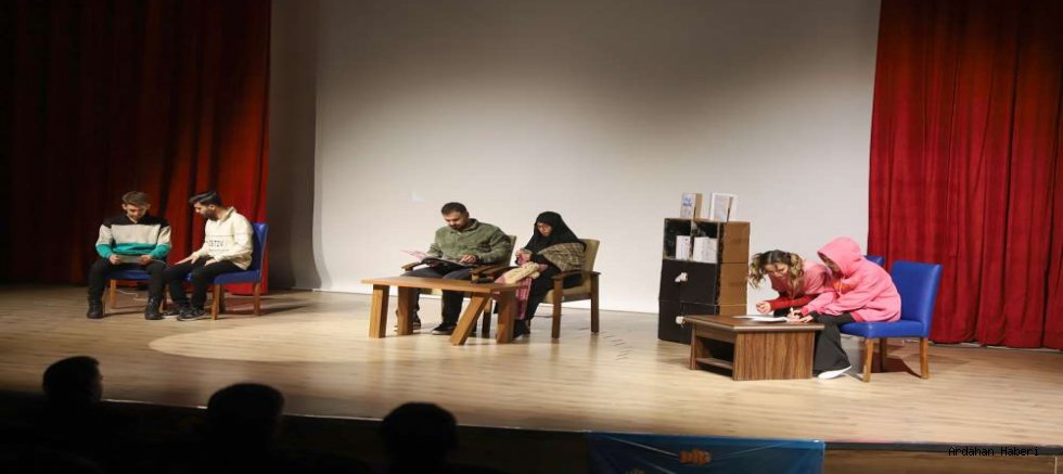 ARÜ’den Çocuklara Afet Bilinci Aşılayan Tiyatro Etkinliği