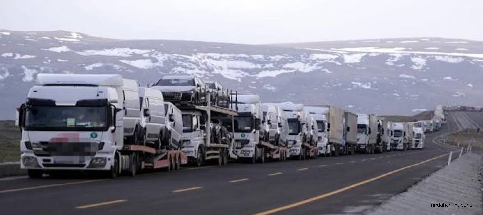 Çıldır Aktaş Sınır Kapısında Tır Yoğunluğu Yaşanıyor