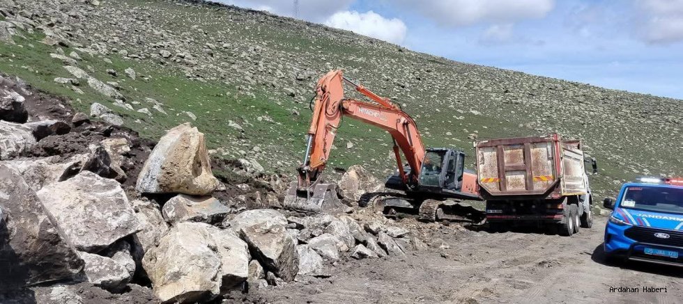 Çıldır’da Kaçak Kazı İhbarı: Yol Yapımı Bahanesiyle Lahit mi Arandı?