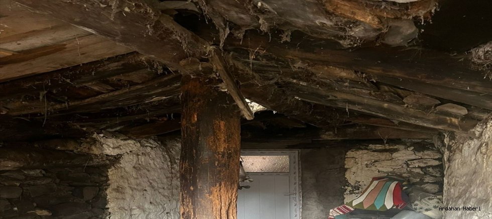 Çıldır’da Kar Ağırlığı Facia Getirdi: Ev ve Ahır Çöktü