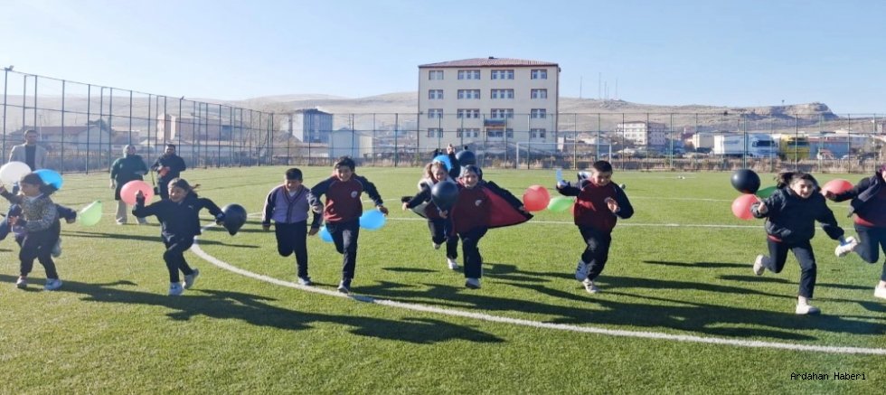 Çıldır’da Öğrencilerden Filistin ve Doğu Türkistan’a Barış Mesajı: Balonlar Gökyüzüne Uçtu