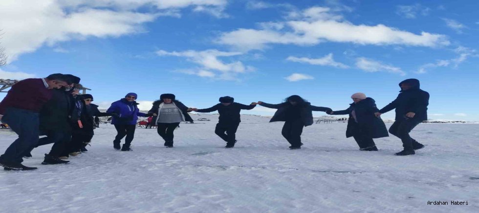 Çıldır Gölü’nde buz üstünde renkli kış manzaraları