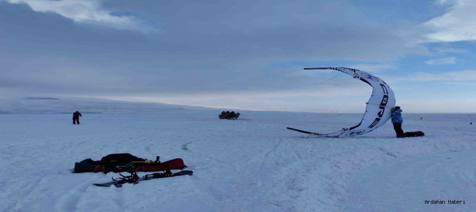 Çıldır Gölü’nde Buz Üzerinde Paraşüt Keyfi: Nefes Kesen Anlar