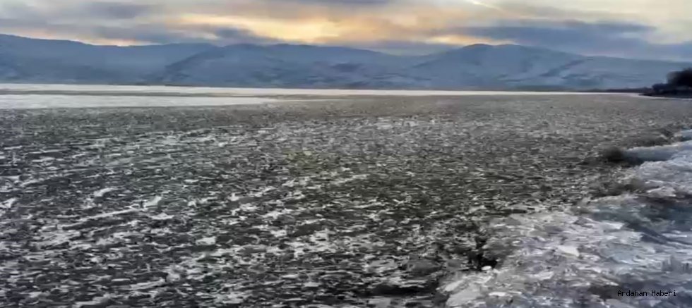 Çıldır Gölü’nde Rüzgârın Çözülttüğü Buzlar Görsel Şölen Sundu