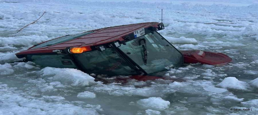 Çıldır Gölü’nde traktör buzun kırılmasıyla göle gömüldü