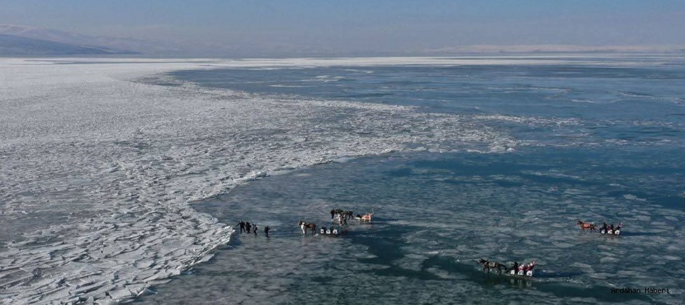 Çıldır Gölü’nün yüzeyi de tamamen donarak buzla kaplandı.