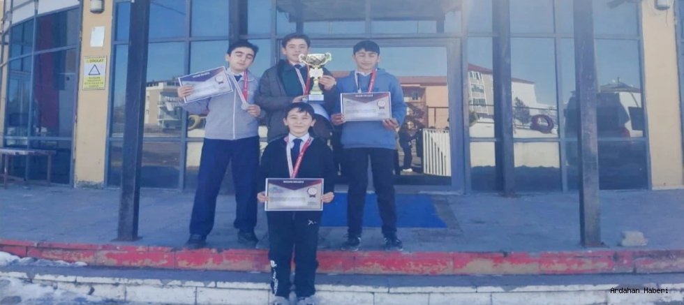 Çıldır Şehit Taner Karadeniz Ortaokulu Satranç Takımı İl Birincisi Oldu