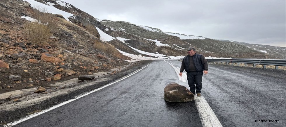Eriyen Karlar Tehlike Saçtı: Ardahan-Ardanuç Yolunda Yamaçlar Hareketlendi
