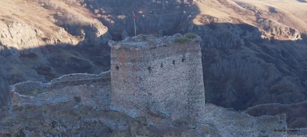 Gökyüzüne Kurulu Tarih: Çıldır Şeytan Kalesi Sonbaharda Ziyaretçi Akınına Uğradı