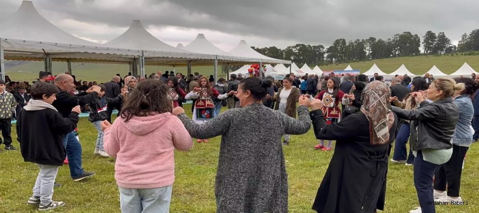 Yağmur Altında Ulusal Festival Gerçekleştirildi 