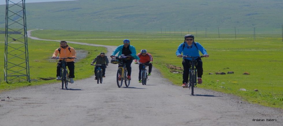 Göle'de bisiklet tutkunları çiçeklerle kaplı ovada pedal çevirerek doğanın güzelliklerini tanıttı