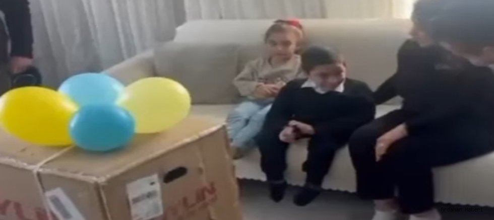 Göle de Çocuk Gülerse Dünya Güler sloganıyla anlamlı destek