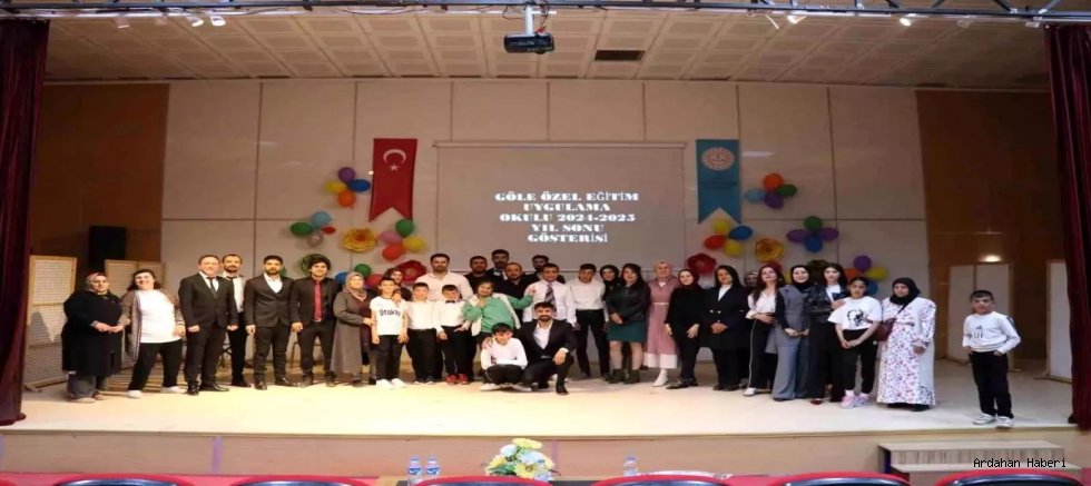 Göle Özel Eğitim Uygulama Okulu öğrencileri yıl sonu gösterisinde yeteneklerini sergileyerek izleyenlere duygusal anlar yaşattı.