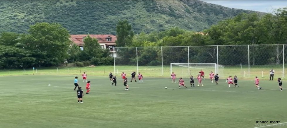 Gürcistan Akhalgori Kadın Futbol Takımı ile Türkiye Ardahan Kura Kadın Futbol Takımı arasında dostluk maçı yapıldı