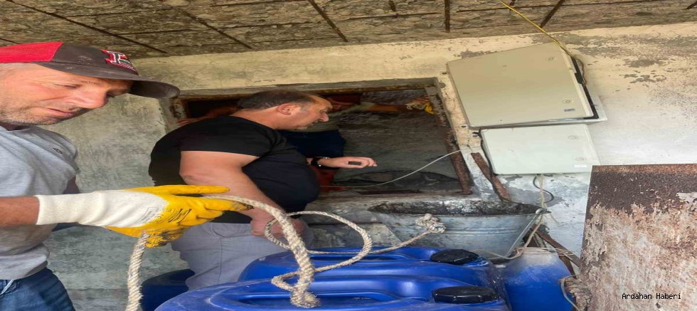 Hanak Belediyesi içme suyu deposunda temizlik ve bakım onarım çalışmaları yaptı.