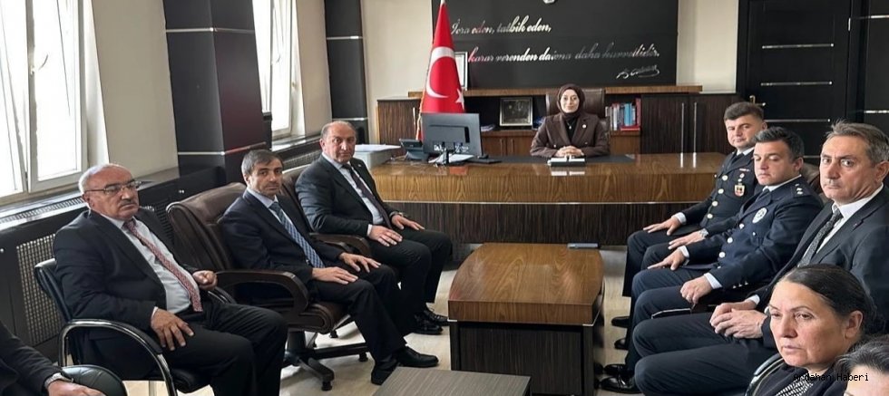 Hanak Kaymakamı Elif Meram, ilçe protokolünü makamında kabul ederek bayramlaşma programı gerçekleştirdi