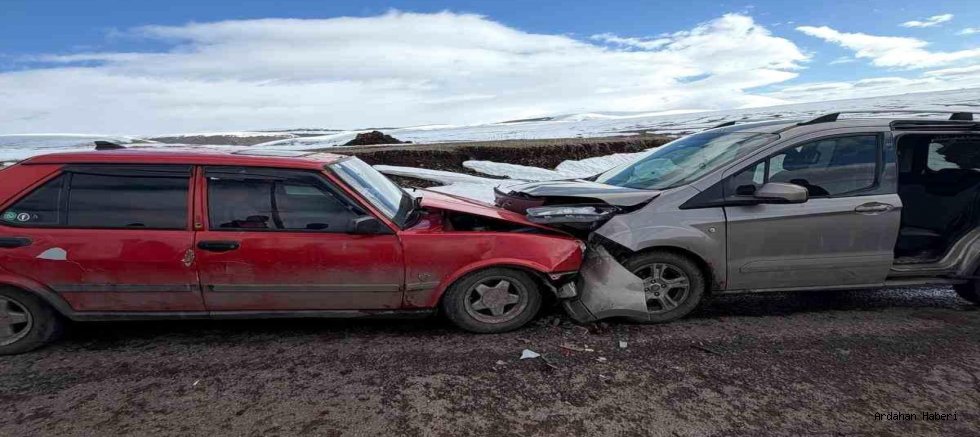 Hanak Ortakent Yolunda Sıcak Saatler: İki Otomobil Çarpıştı, Ekipler Seferber Oldu