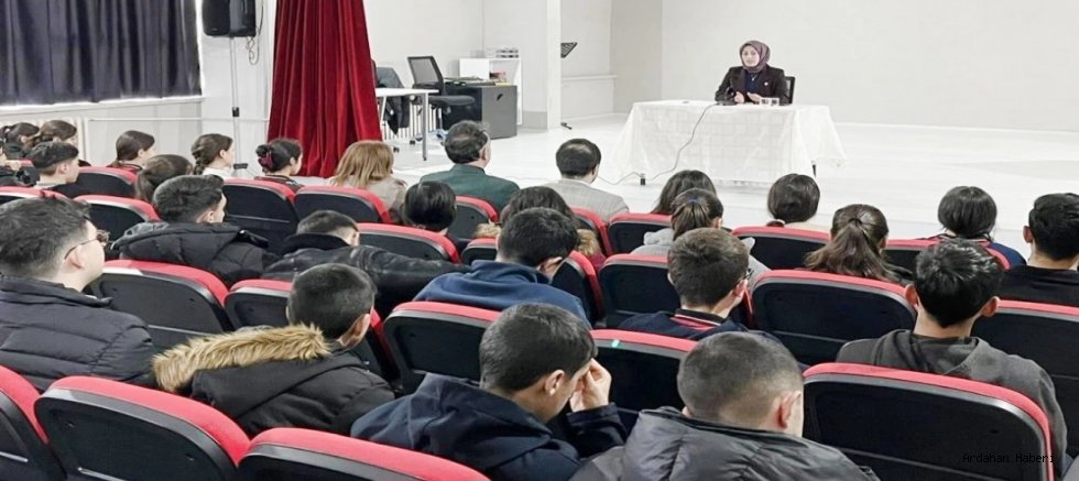 Hanak’ta Kariyer Günleri Başladı: Kaymakam Meram Öğrencilerle Buluştu