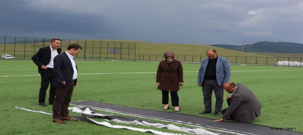 Hanak ta yapımı devam eden sentetik futbol sahasında incelemelerde bulundu