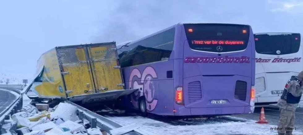 Horasan–Sarıkamış Yolunda Kaza: 9 Yaralı