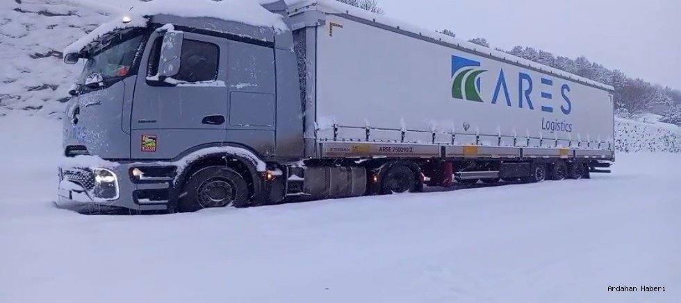Ilgar Dağı Geçidi’nde Tırlar Mahsur Kaldı: Şoförler Yardım Bekliyor