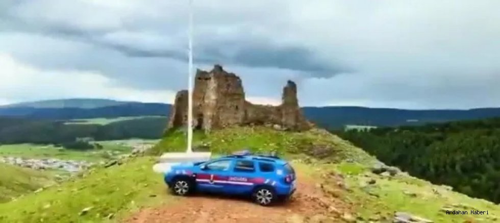 Jandarma Genel Komutanlığı, Ardahan’ın tarihi Kinzi Kalesi’nde görev yapan devriyelerini paylaştı