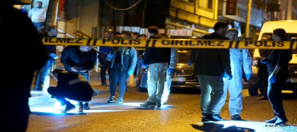 Kağıthane de iş yerine patlayıcı madde atılması sonucu 3'ü ağır 7 kişi yaralandı.
